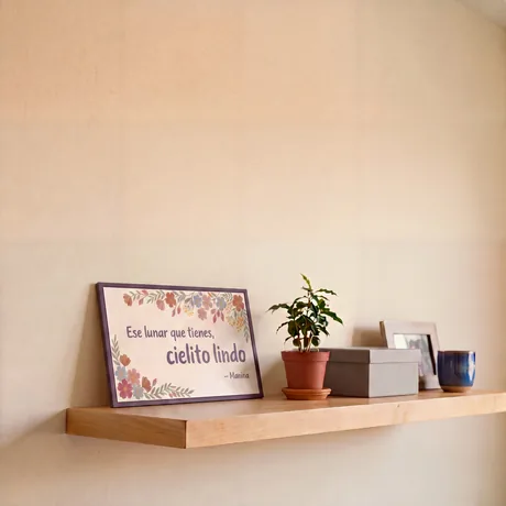 Placa de estilo floral apoyada en una repisa