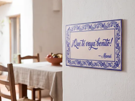 Placa de talavera mexicana colgada en una pared